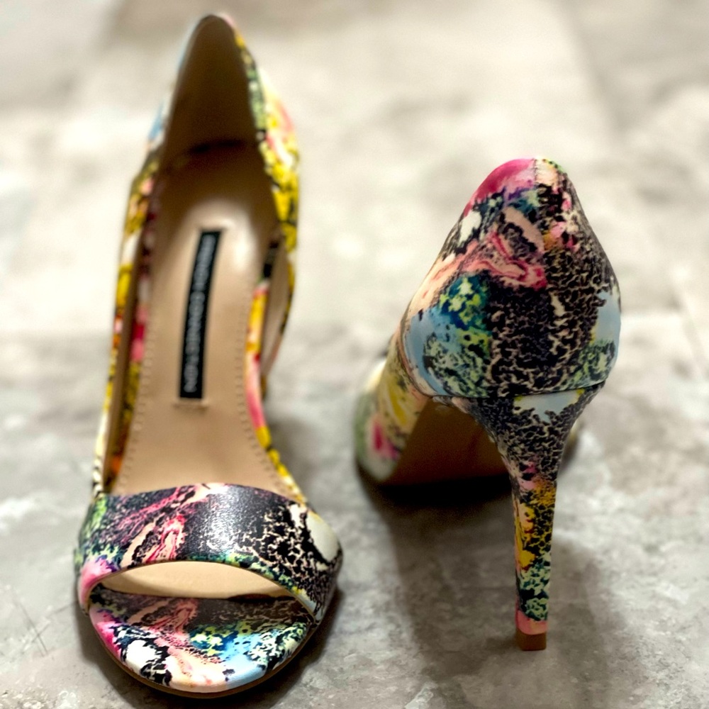 New with a flower print shoes, open toes, closed heel